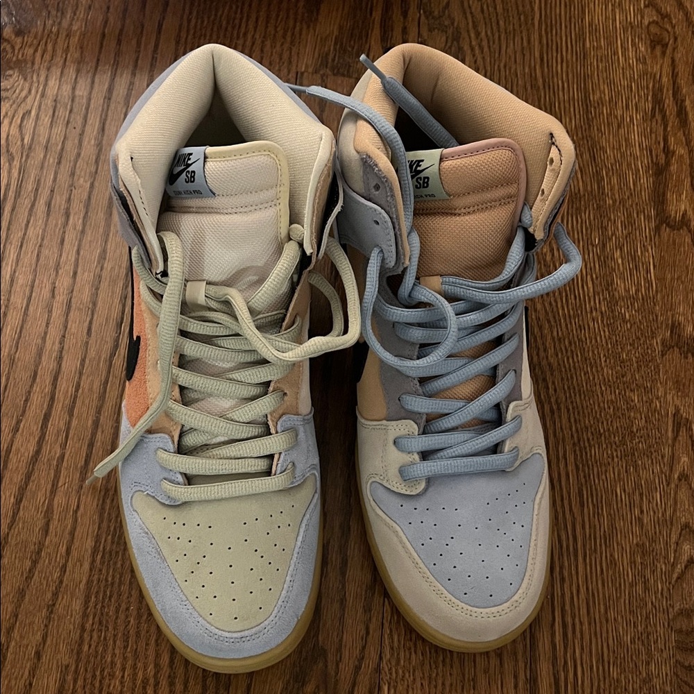 Nike SB Dunks in Spectrum - Picture 2 of 4